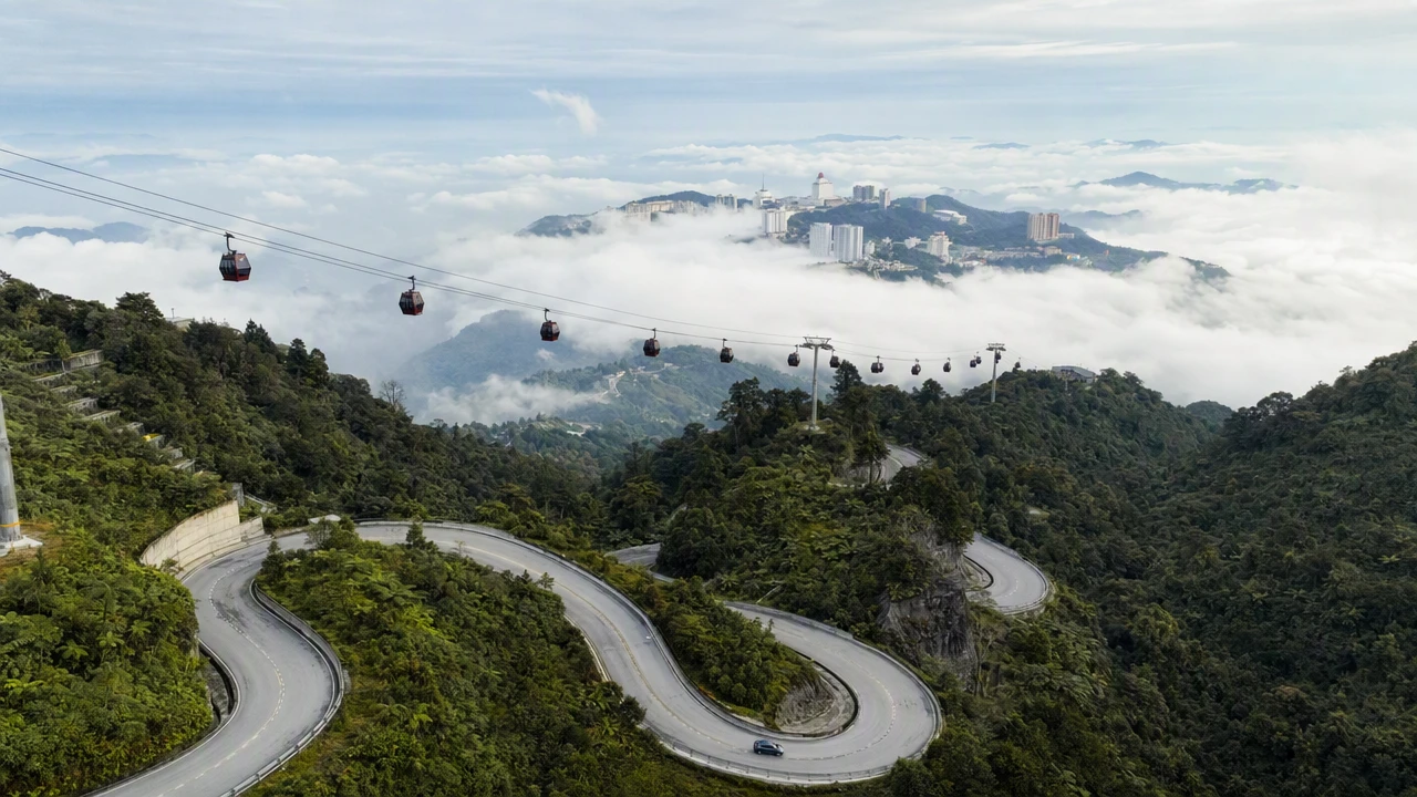 前往云顶高原的山路与缆车远景